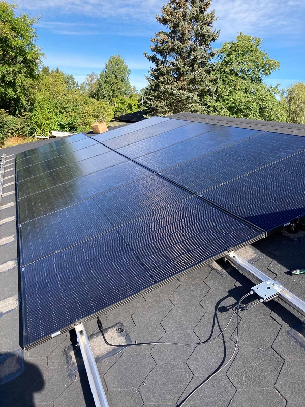 elekriker i Bromma som installerat solpaneler på en villa