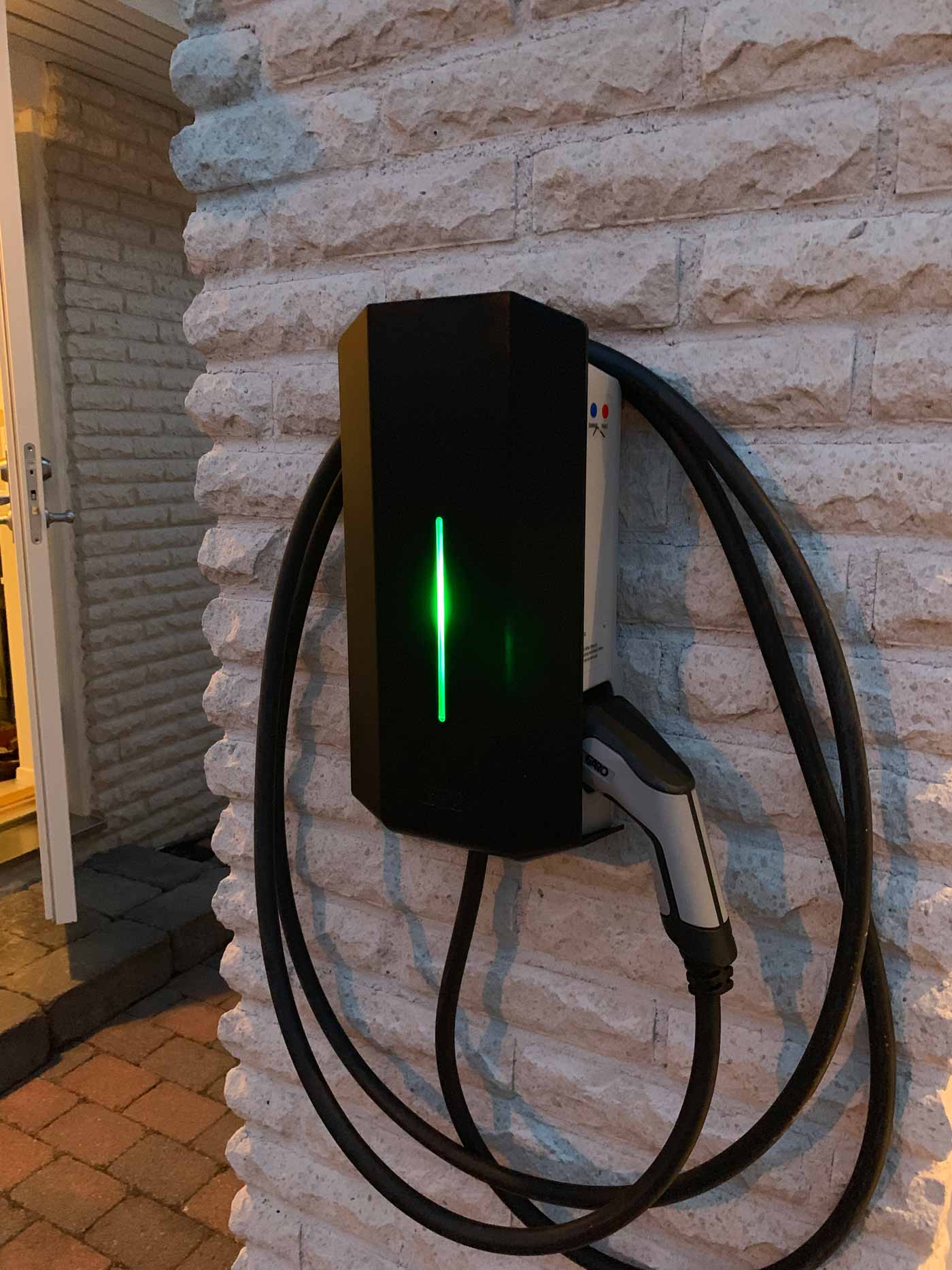 Laddbox installerad på stenvägg av en elektriker i Stockholm