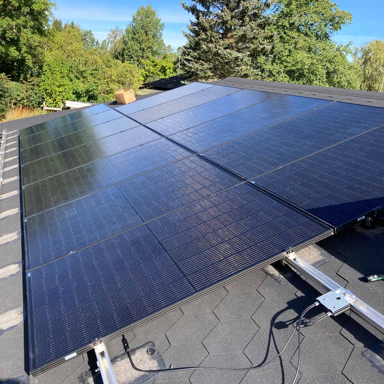 installation av solpaneler på ett tak
