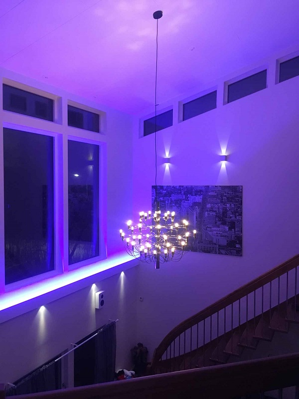 Neonbelysning takkrona med tillhörande väggbelysning